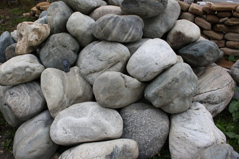 Kamenclub.ru: Речной валун Кабанчик фр.300-500 мм.  купить в Новокузнецке крупный природный камень галька серый, темно-серый речной валун галечник масштабный 7000 руб/т   фото КАМЕНЬ КЛУБ