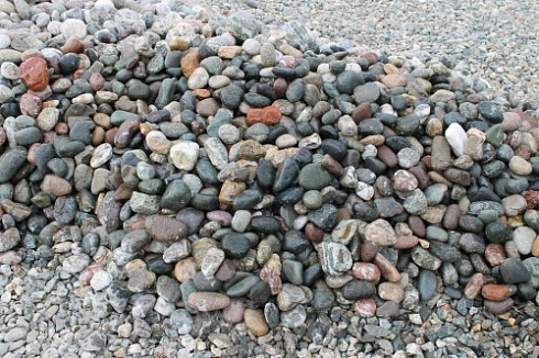 Kamenclub.ru: Галька окат (цветная картошка) фр. 50-100 мм. купить  в Новокузнецке галька природная окатанная серый белый цветной синий темно-серый коричневый округлый галечник окатанный 6800 руб/т   фото КАМЕНЬ КЛУБ