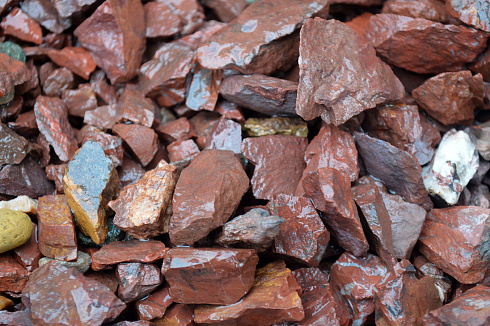 Kamenclub.ru: Щебень крошка красный (ЯШМА) фр. 10-20 мм.  купить в Новокузнецке яшма красный, бордовый, оранжевый, рыжий декоративный каменный ландшафтный щебень колотый 9000 руб/т   фото КАМЕНЬ КЛУБ