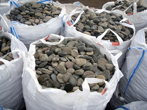 Kamenclub.ru: Галька речная плоская (ассорти) фр. 70-150 мм. купить  в Новокузнецке галька галечник серый белый темно-серый синий светло-серый плоская природная галька  9000 руб/т   фото КАМЕНЬ КЛУБ
