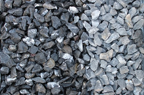 Kamenclub.ru: Щебень крошка черный (мрамор) фр. 20-40 мм.  купить в Новокузнецке мрамор черный с белыми прожилками мраморная каменная крошка 11000 руб/т   фото КАМЕНЬ КЛУБ