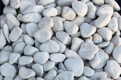 Kamenclub.ru: Мраморная крошка (щебень галтованный белый) фр.40-70 мм.  купить в Новокузнецке мрамор белый молочный айвори окатанный округлый природный камень 17000 руб/т   фото КАМЕНЬ КЛУБ