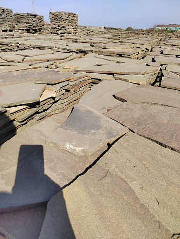 Kamenclub.ru: Песчаник пластушка серо-зеленый (4,0 см- 5,0 см)  купить в Новокузнецке песчаник серо-зеленый, серый, зеленый песчаник рваный ландшафтный колотый 9000 руб/м3   фото КАМЕНЬ КЛУБ