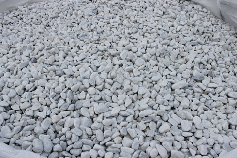 Kamenclub.ru: Мраморная крошка (щебень галтованный белый) фр.10-20 мм.  купить в Новокузнецке мрамор белый, молочный, айвори окатанный округлый декоративный ландшафтный щебень 17000 руб/т   фото КАМЕНЬ КЛУБ