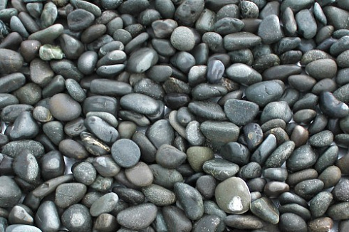 Kamenclub.ru: Галька речная окат (темно-серая) фр. 70-150 мм. купить  в Новокузнецке галька речная темно-серая, синяя, серая речная галька округлая  8000 руб/т   фото КАМЕНЬ КЛУБ