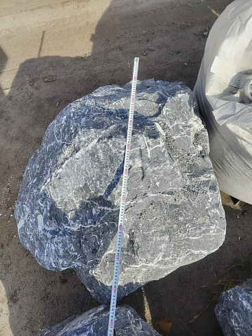 Kamenclub.ru: Черный мрамор скальник фр. 1000-1500 мм.  купить в Новокузнецке мрамор черный белый серый крупный колотый валун ландшафтный 9000 руб/т   фото КАМЕНЬ КЛУБ