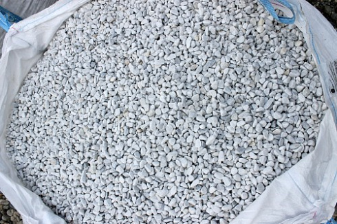 Kamenclub.ru: Мраморная крошка (щебень галтованный белый) фр.10-20 мм.  купить в Новокузнецке мрамор белый, молочный, айвори окатанный округлый декоративный ландшафтный щебень 17000 руб/т   фото КАМЕНЬ КЛУБ