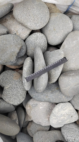 Kamenclub.ru: Галька речная плоская (темно-серая) фр. 70-150 мм. купить  в Новокузнецке галечник природный темно-серый серый синий речная плоская природная окатанная  9000 руб/т   фото КАМЕНЬ КЛУБ