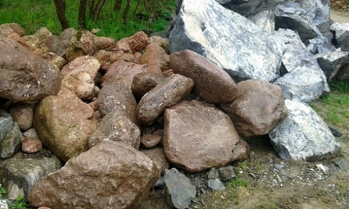 Kamenclub.ru: Конгломераты фр. 300-1000 мм.  купить в Новокузнецке кварц мрамор диабаз коричневый, серый зеленоватый речной валун крупный 6500 руб/т   фото КАМЕНЬ КЛУБ