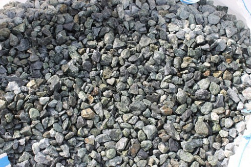 Kamenclub.ru: Щебень крошка зеленый (змеевик) фр. 20-40 мм.  купить в Новокузнецке мрамор зеленый, салатовый ландшафтная мраморная крошка 8500 руб/т   фото КАМЕНЬ КЛУБ