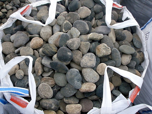 Kamenclub.ru: Галька речная плоская (ассорти) фр. 100-200-300 мм. купить  в Новокузнецке галька плоская разноцветная серый белый темно-серый синий речная галька ландшафтная 8000 руб/т   фото КАМЕНЬ КЛУБ