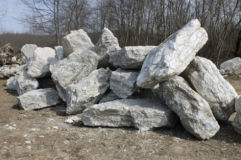 Kamenclub.ru: Мраморизированный известняк фр.500-1500 мм.  купить в Новокузнецке    10000 руб/т   фото КАМЕНЬ КЛУБ