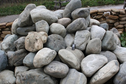 Kamenclub.ru: Речной валун Кабанчик фр.300-500 мм.  купить в Новокузнецке крупный природный камень галька серый, темно-серый речной валун галечник масштабный 7000 руб/т   фото КАМЕНЬ КЛУБ