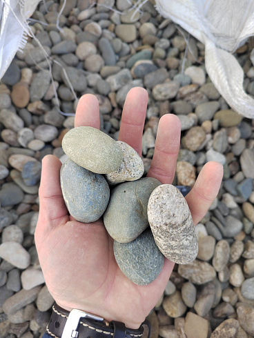 Kamenclub.ru: Галька речная окат (пестрая) фр. 20-40 мм. купить  в Новокузнецке галька речная пестрая, серая, серые оттенки галька речная окатанная округлая 5000 руб/т   фото КАМЕНЬ КЛУБ