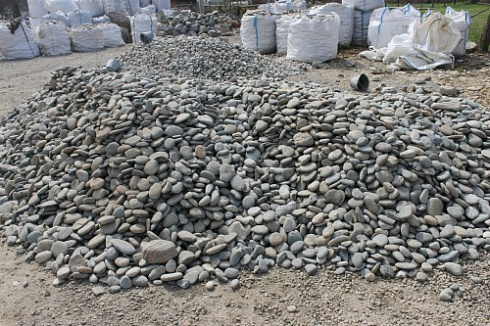 Kamenclub.ru: Галька речная плоская (ассорти) фр. 70-150 мм. купить  в Новокузнецке галька галечник серый белый темно-серый синий светло-серый плоская природная галька  9000 руб/т   фото КАМЕНЬ КЛУБ