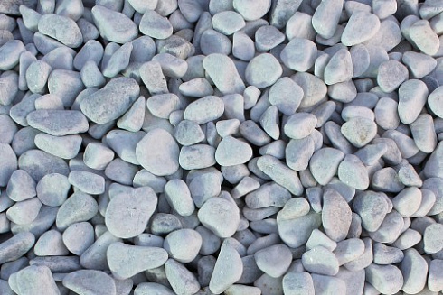 Kamenclub.ru: Мраморная крошка (щебень галтованный белый), фр.20-40 мм.  купить в Новокузнецке мрамор белый бежевый молочный мраморный щебень декоративный 17000 руб/т   фото КАМЕНЬ КЛУБ