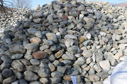 Kamenclub.ru: Ландшафтные валунчики фр.100-500 мм.  купить в Новокузнецке крупный природный камень серый, темно-серый, светло-серый речной валун крупный 4800 руб/т   фото КАМЕНЬ КЛУБ