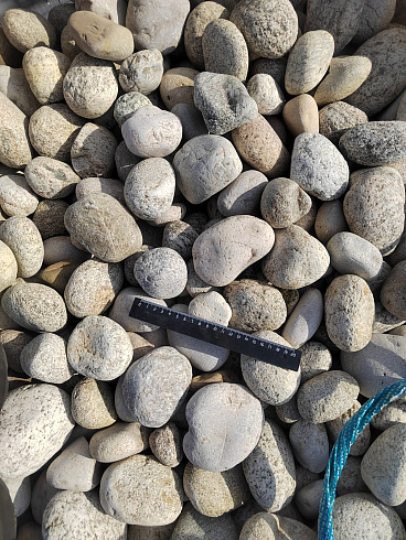 Kamenclub.ru: Галька речная окат (серо-белая) фр. 70-120 мм купить  в Новокузнецке галька галечник бело-серая, серо-белая, серая, белая речная природная галька  8000 руб/т   фото КАМЕНЬ КЛУБ