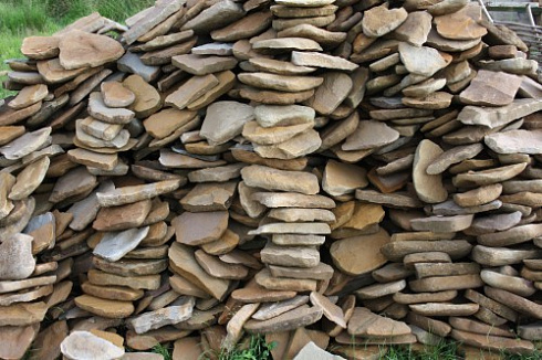 Kamenclub.ru: Песчаник колотый для облицовки (фр. 2-3 см)  купить в Новокузнецке песчаник бежевый серый рыжий песчаник строительный 5000 руб/т   фото КАМЕНЬ КЛУБ