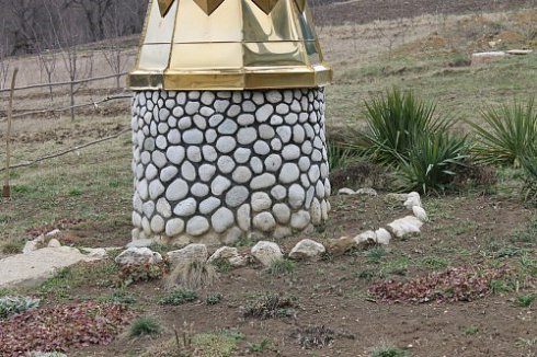 Kamenclub.ru: Галька речная плоская (бело-серая) фр. 100-200-300 мм. купить  в Новокузнецке галька речная плоская серый, белый, бело-серый, серо-белый речная галька плоская  9000 руб/т   фото КАМЕНЬ КЛУБ