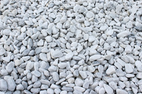 Kamenclub.ru: Мраморная крошка (щебень галтованный белый) фр.40-70 мм.  купить в Новокузнецке мрамор белый молочный айвори окатанный округлый природный камень 17000 руб/т   фото КАМЕНЬ КЛУБ