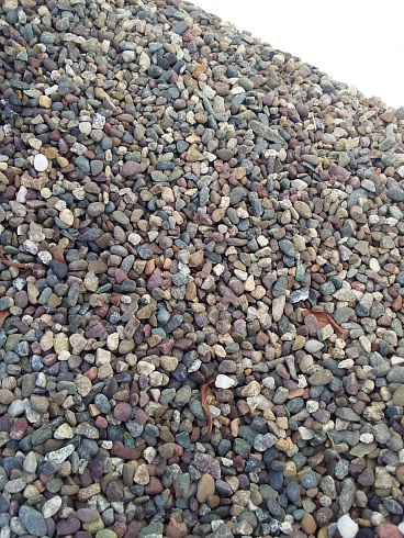 Kamenclub.ru: Галька речная окат цветная фр.5-10 мм. купить  в Новокузнецке галька речная белый, серый, красноватый, синий, темно-серый речная окатанная галька декоративная 6800 руб/т   фото КАМЕНЬ КЛУБ