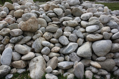 Kamenclub.ru: Бело-серый валунчик фр.100-300 мм.  купить в Новокузнецке крупный камень для ландшафта серый, белый бело-серый валун крупная галька 4500 руб/т   фото КАМЕНЬ КЛУБ