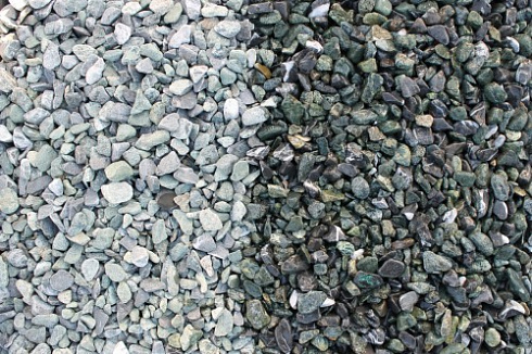 Kamenclub.ru: Мраморная крошка (щебень галтованный микс:зеленый-черный) фр.10-20 мм.  купить в Новокузнецке мрамор зеленый, черный декоративные ландшафтные окатанные округлые камни щебня 14500 руб/т   фото КАМЕНЬ КЛУБ