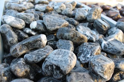 Kamenclub.ru: Щебень галтованный черный (мрамор) фр.20-40 мм.  купить в Новокузнецке мрамор черный с белыми прожилками мрамор окатанный округлый 15000 руб/т   фото КАМЕНЬ КЛУБ