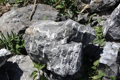 Kamenclub.ru: Черный мрамор скальник фр. 1000-1500 мм.  купить в Новокузнецке мрамор черный белый серый крупный колотый валун ландшафтный 9000 руб/т   фото КАМЕНЬ КЛУБ