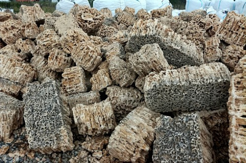 Kamenclub.ru: Крымский природный меотис фр. 100-500 мм.  купить в Новокузнецке меотис бежевый рыжий молочный желтый ракушечник 4 500 руб/т   фото КАМЕНЬ КЛУБ