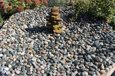 Kamenclub.ru: Галька окат (цветная картошка) фр. 50-100 мм. купить  в Новокузнецке галька природная окатанная серый белый цветной синий темно-серый коричневый округлый галечник окатанный 6800 руб/т   фото КАМЕНЬ КЛУБ