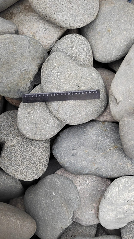 Kamenclub.ru: Галька речная плоская (темно-серая) фр. 70-150 мм. купить  в Новокузнецке галечник природный темно-серый серый синий речная плоская природная окатанная  9000 руб/т   фото КАМЕНЬ КЛУБ