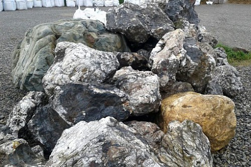 Kamenclub.ru: Черный гранит - кварцит фр. 100-500 мм.  купить в Новокузнецке мрамор гранит черный с белыми прожилками, серый, белый валун скальный колотый 7000 руб/т   фото КАМЕНЬ КЛУБ