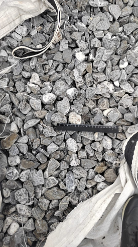 Kamenclub.ru: Щебень галтованный черный (мрамор) фр.40-70 мм.  купить в Новокузнецке мрамор черный с белыми прожилками, черный, белый щебень галтованный округлый 13500 руб/т   фото КАМЕНЬ КЛУБ