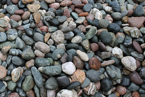 Kamenclub.ru: Галька окат (цветная картошка) фр. 50-100 мм. купить  в Новокузнецке галька природная окатанная серый белый цветной синий темно-серый коричневый округлый галечник окатанный 6800 руб/т   фото КАМЕНЬ КЛУБ