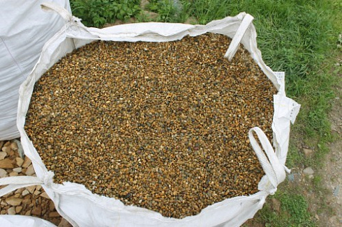 Kamenclub.ru: Галька окат (серо-желтая) фр.10-20 мм. купить  в Новокузнецке галька серо-желтая, рыжая, серый речная окатанная округлая галька 5000 руб/т   фото КАМЕНЬ КЛУБ