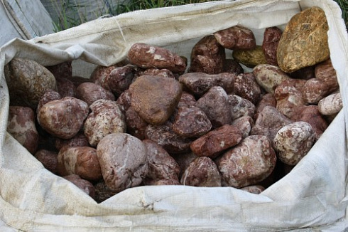 Kamenclub.ru: Розовый валунчик фр.100-300 мм.  купить в Новокузнецке крупный природный камень розовый, серый молочный красный речной галечник природный 7850 руб/т   фото КАМЕНЬ КЛУБ