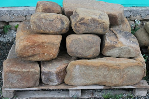 Kamenclub.ru: Песчаник для строительства и кладки (фр. 200-400 мм)  купить в Новокузнецке песчаник бежевый серый рыжий желтый блоки для строительства из песчаника 6500 руб/т   фото КАМЕНЬ КЛУБ