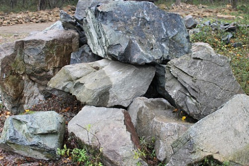 Kamenclub.ru: Змеевик скальник фр. 500-1500 мм.  купить в Новокузнецке змеевик зеленый серый черный глыба скальная колотая 7500 руб/т   фото КАМЕНЬ КЛУБ