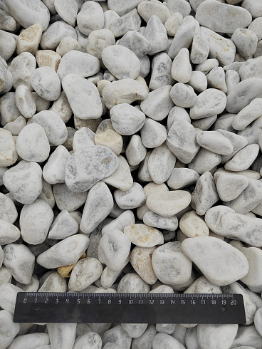 Kamenclub.ru: Мраморная крошка (щебень галтованный белый) фр.40-70 мм.  купить в Новокузнецке мрамор белый молочный айвори окатанный округлый природный камень 17000 руб/т   фото КАМЕНЬ КЛУБ