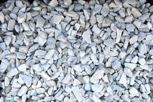 Kamenclub.ru: Мраморная крошка, щебень, цвет-белый, фр. 3-5 мм.  купить в Новокузнецке мрамор белый молочный бежевый мрамор колотый 11500 руб/т   фото КАМЕНЬ КЛУБ