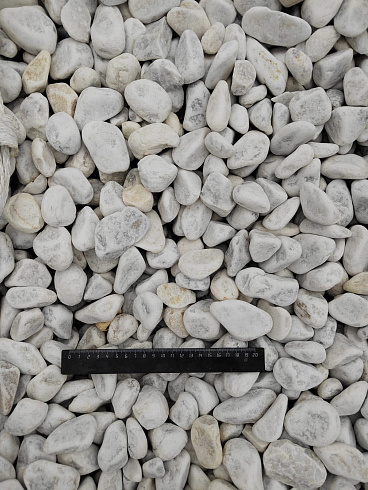 Kamenclub.ru: Мраморная крошка (щебень галтованный белый) фр.40-70 мм.  купить в Новокузнецке мрамор белый молочный айвори окатанный округлый природный камень 17000 руб/т   фото КАМЕНЬ КЛУБ