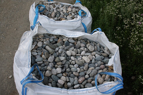 Kamenclub.ru: Галька речная окат (серая) фр.40-60 мм купить  в Новокузнецке галька речная серый бежевый рыжий коричневый округлый речной камень 5000 руб/т   фото КАМЕНЬ КЛУБ