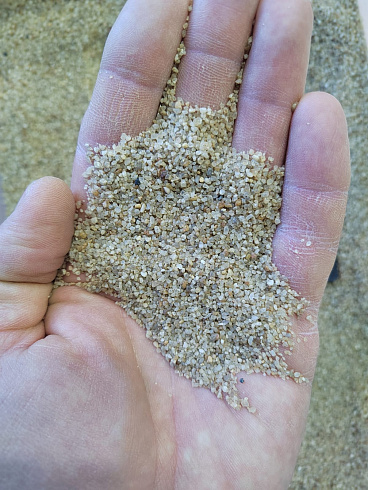 Кварцевый песок для площадок фр. 0,6-1,2 мм.  купить в Новокузнецке фото Камень Клуб