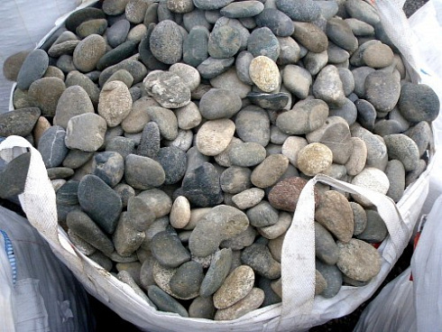 Kamenclub.ru: Галька речная плоская (ассорти) фр. 70-150 мм. купить  в Новокузнецке галька галечник серый белый темно-серый синий светло-серый плоская природная галька  9000 руб/т   фото КАМЕНЬ КЛУБ
