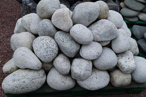 Kamenclub.ru: Бело-серый валунчик фр.100-300 мм.  купить в Новокузнецке крупный камень для ландшафта серый, белый бело-серый валун крупная галька 4500 руб/т   фото КАМЕНЬ КЛУБ