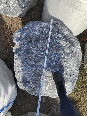 Kamenclub.ru: Черный мрамор скальник фр. 1000-1500 мм.  купить в Новокузнецке мрамор черный белый серый крупный колотый валун ландшафтный 9000 руб/т   фото КАМЕНЬ КЛУБ