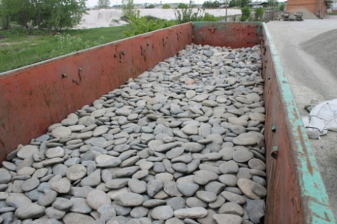 Kamenclub.ru: Галька речная плоская (ассорти) фр. 100-200-300 мм купить  в Новокузнецке галька галечник природный серый, белый темно-серый синий рыжий светло-серый природная галька плоская крупная 8000 руб/т   фото КАМЕНЬ КЛУБ