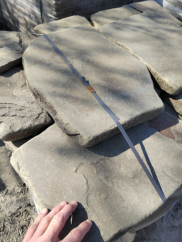 Kamenclub.ru: Песчаник пластушка светло-серый (3,0 см)  купить в Новокузнецке песчаник светло-серый, серый песчаник рваный ландшафтный колотый 13800 руб/м3   фото КАМЕНЬ КЛУБ